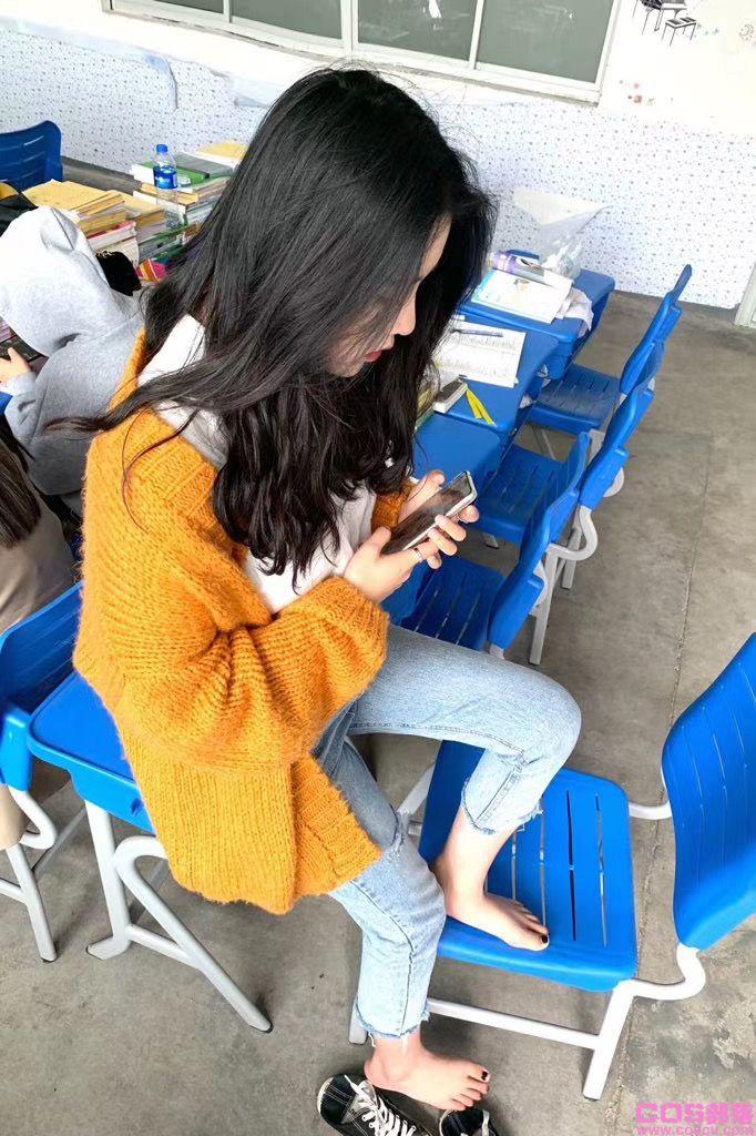 爱玩吃鸡的学姐(图2)