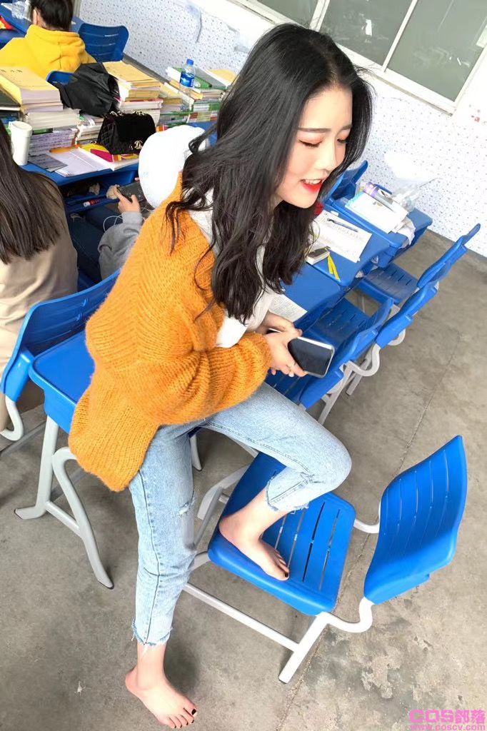 爱玩吃鸡的学姐(图3)